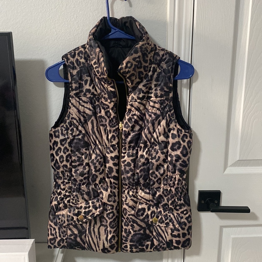 Reversible black and panther puffer vest